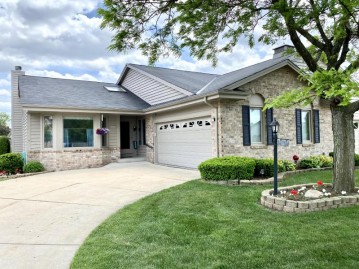 5350 S Cambridge Ln, Greenfield, WI 53221-3200