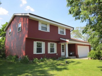 W330S8215 Country Ln S, Mukwonago, WI 53149-9371