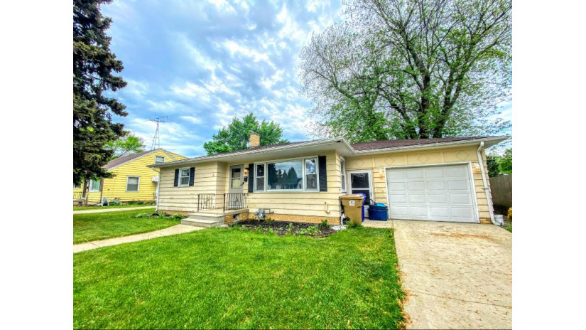 5317 46th Ave Kenosha, WI 53144 by RE/MAX Suburban $145,000