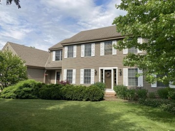 W253S5196 Periwinkle Dr, Waukesha, WI 53189-6912