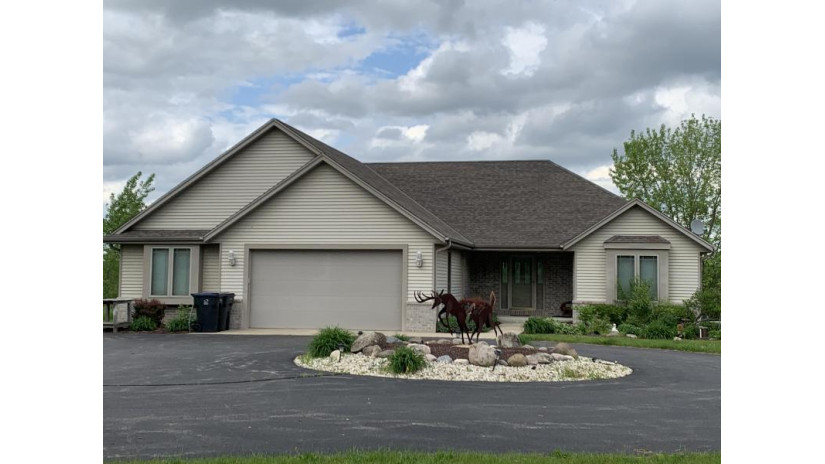 S74W25620 Hi Lo Dr Vernon, WI 53189 by RE/MAX Realty Pros~Brookfield $449,900