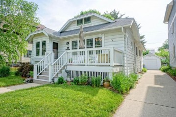 2214 N 62nd St, Wauwatosa, WI 53213-1508