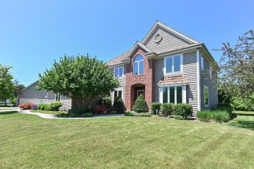 8202 W Kensington Dr, Mequon, WI 53097-3481