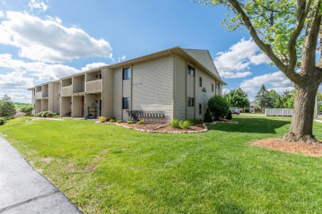 645 Westridge Dr 12, West Bend, WI 53095