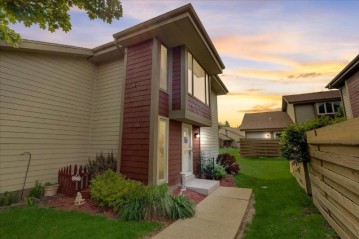 4916 S Imperial Cir, Greenfield, WI 53220-4627