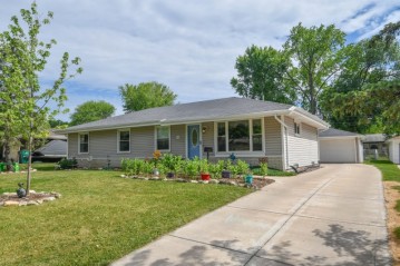 W177N9104 St Francis Dr, Menomonee Falls, WI 53051-1911