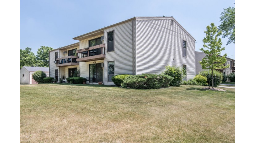 1871 Haymarket Rd 13 Waukesha, WI 53189 by Shorewest Realtors $129,000