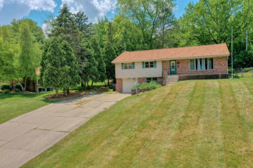 667 Brandt Ct, Pewaukee, WI 53072-3501