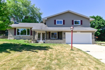 N93W17451 Devon Wood Rd, Menomonee Falls, WI 53051-1406