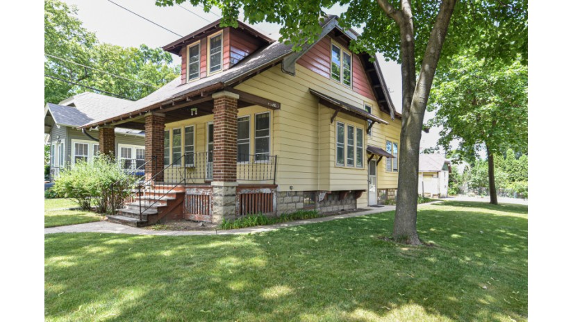 6912 W Lloyd St Wauwatosa, WI 53213 by Shorewest Realtors $255,000