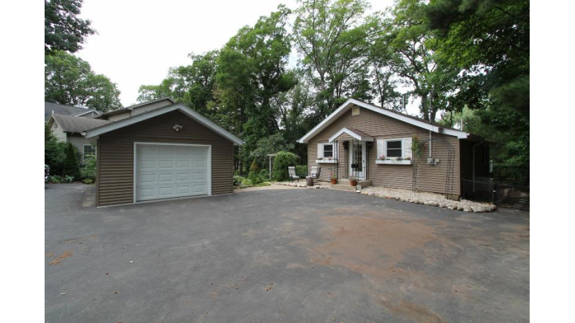 2714 Fox Grove Dr Rochester, WI 53185 by Bear Realty Of Burlington $250,000