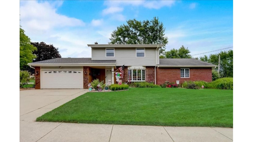 240 Evergreen Ct Burlington, WI 53105 by Benefit Realty $329,900