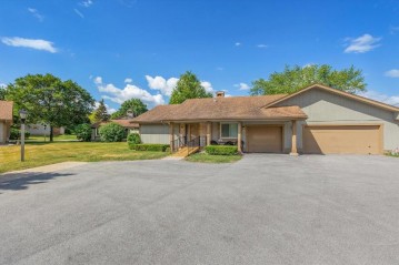 5043 S Stonehedge Dr, Greenfield, WI 53220