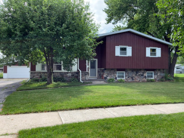 842 Forest Cir, Fond Du Lac, WI 54935-3008