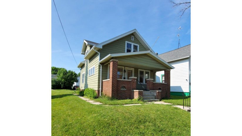 1825 Saemann Ave Sheboygan, WI 53081 by Shorewest Realtors $115,000