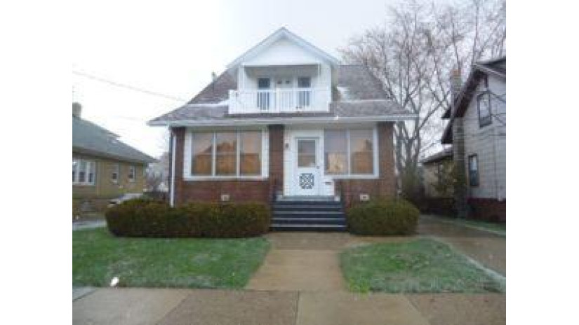 5113 25th Ave Kenosha, WI 53140 by Land-Quest Realty, LLC $129,000