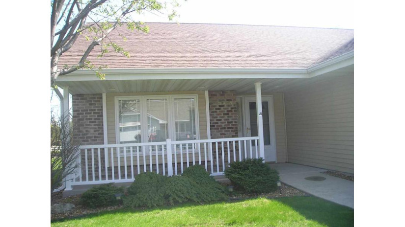 402 Wyldewood Drive Oshkosh, WI 54901 by First Weber, Realtors, Oshkosh $239,900