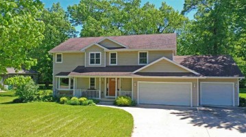 805 Woodland Circle, Waupaca, WI 54981-1066