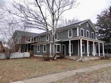 225 S Wacouta Ave, Prairie Du Chien, WI 53821