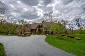 760 Kilt Ct, Hudson, WI 54016