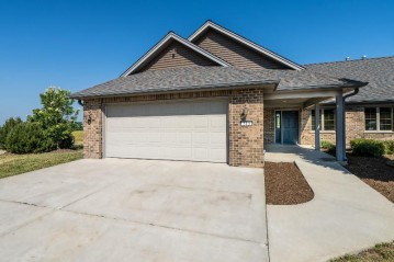 315 Windmill Ln, Walworth, WI 53184