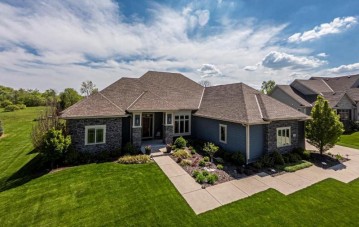 N36W23471 Oak Hill Ln, Pewaukee, WI 53072-2775