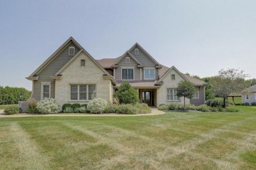 1204 Mary Hill Cir, Hartland, WI 53029-8006