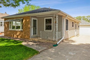 1924 N 117th St, Wauwatosa, WI 53226