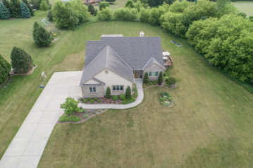 923 Burr Oak Ln, Summit, WI 53066-8661