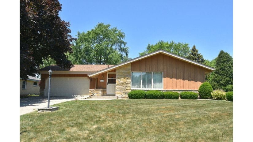 6091 Thorncrest Blvd Greendale, WI 53129 by Shorewest Realtors $269,900