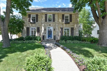 7504 Grand Pkwy, Wauwatosa, WI 53213-3565