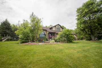 5979 Log House Rd, Erin, WI 53027-9020