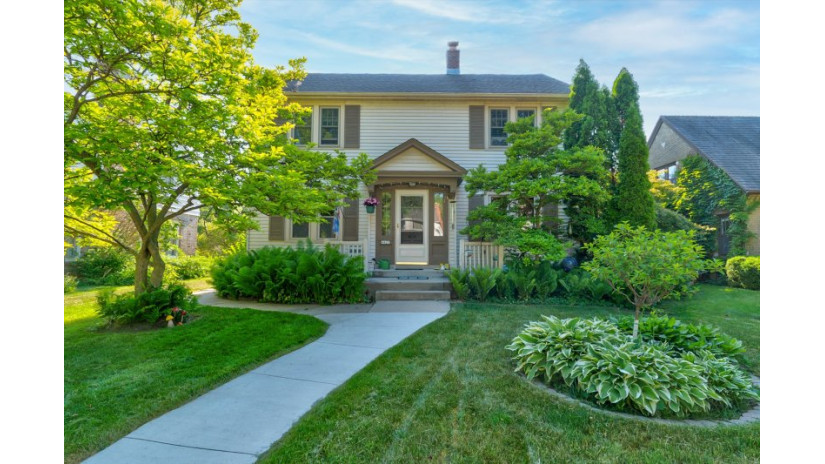 4823 N Bartlett Ave Whitefish Bay, WI 53217 by Shorewest Realtors $475,000