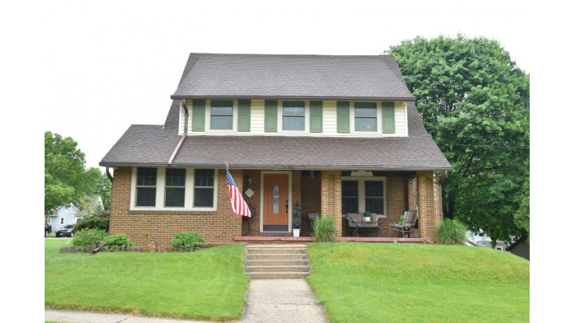 528 Maple St West Bend, WI 53095 by Shorewest Realtors $254,900