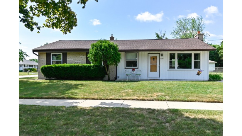 2105 W Carrington Ave Oak Creek, WI 53154 by Shorewest Realtors $229,900