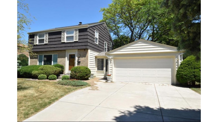 5350 N Navajo Ave Glendale, WI 53217 by First Weber Inc -NPW $274,300