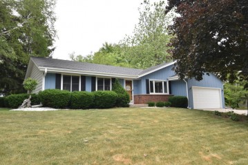 6753 Hilldale Ct, Greendale, WI 53129-2713