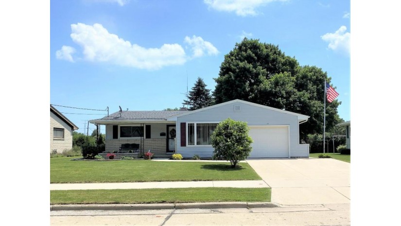 627 S 31st St Manitowoc, WI 54220 by Coldwell Banker Real Estate Group~Manitowoc $159,900