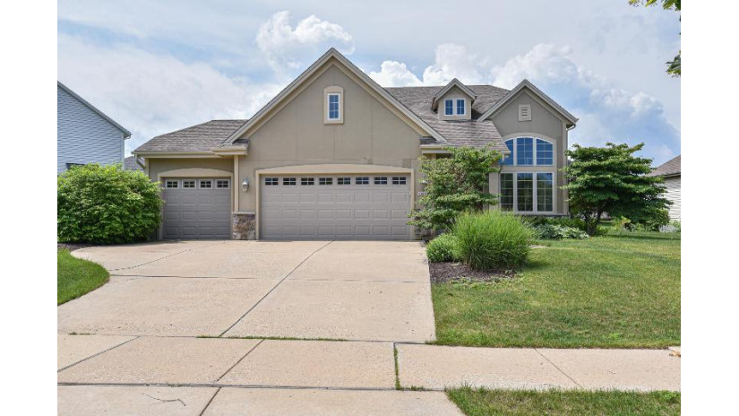 10347 S Monardy Ln Oak Creek, WI 53154 by First Weber Inc -NPW $399,900