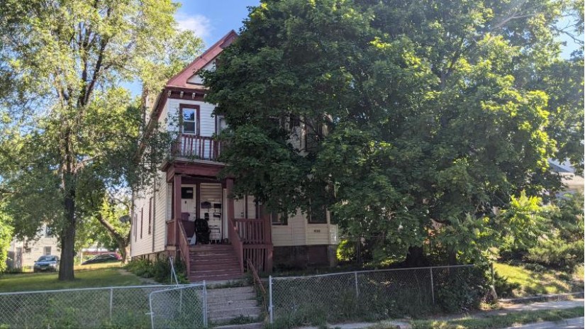 2322 W Juneau Ave 2324 Milwaukee, WI 53233 by Milwaukee Executive Realty, LLC $59,000