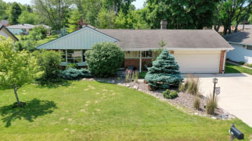 1149 W Glen River Rd, Glendale, WI 53217-4167