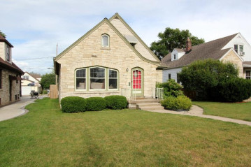 1736 S 55th St, West Milwaukee, WI 53214-5250