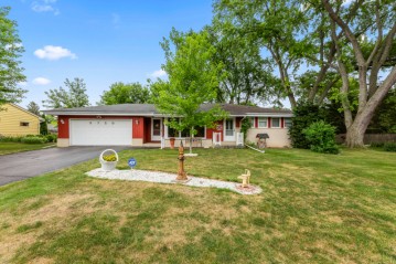 5720 S 43rd St, Greenfield, WI 53220-5217