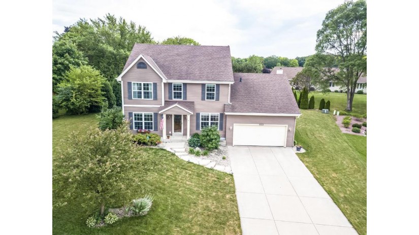 5425 S 44th Ct Greenfield, WI 53220 by First Weber Inc- Greenfield $439,990