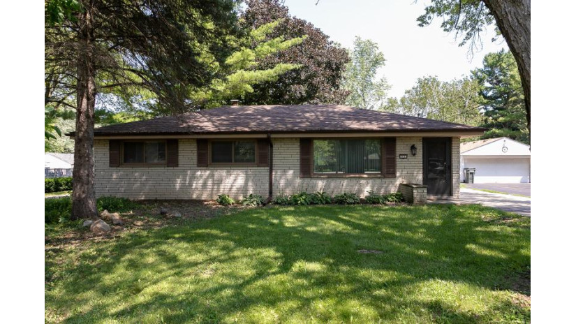 8854 S Chicago Rd Oak Creek, WI 53154 by Premier Point Realty LLC $214,900