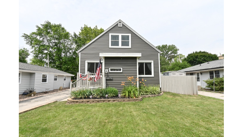 5571 S 42nd St Greenfield, WI 53221 by Shorewest Realtors $238,000