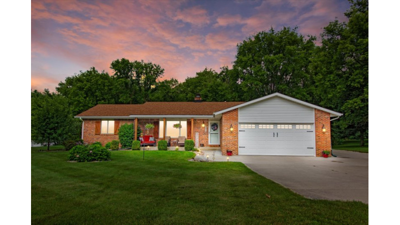 3019 Bogey Ln Polk, WI 53086 by Shorewest Realtors $349,000