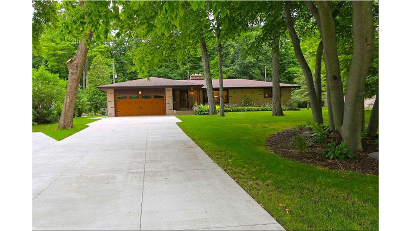 8327 S 20th St Oak Creek, WI 53154 by Realty Executives - Elite $398,500