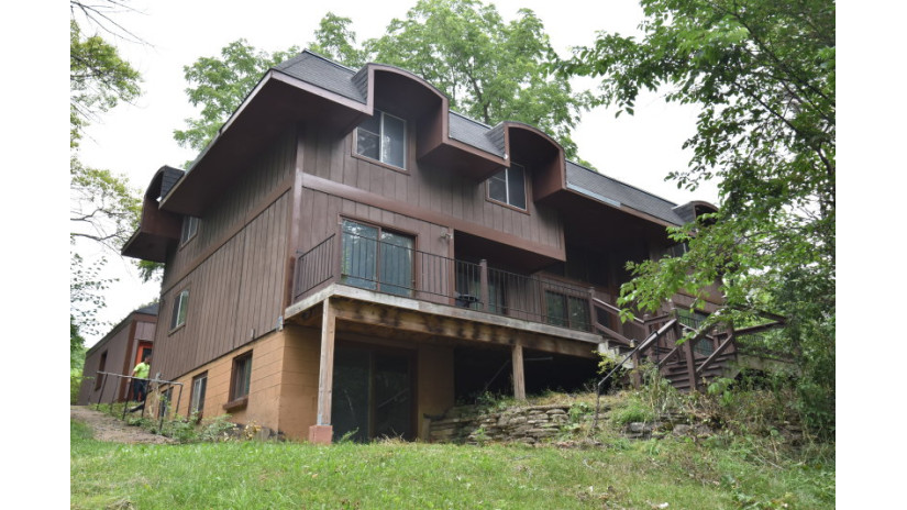 5470 S Overlook Dr New Berlin, WI 53146 by Shorewest Realtors $349,000