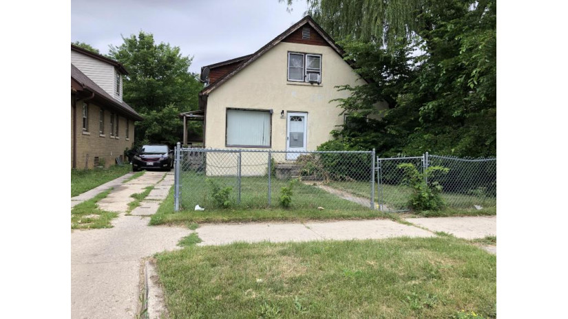 4915 N 40th St Milwaukee, WI 53209 by RE/MAX Lakeside-North $59,900